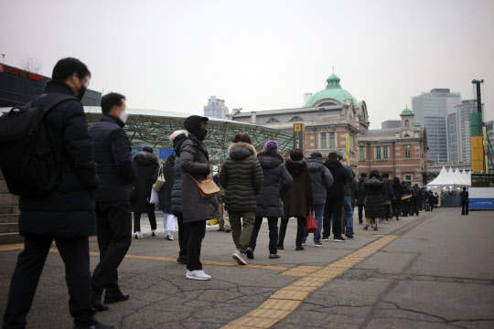 지난 24일 오전 서울역 광장에 마련된 코로나19 임시선별검사소를 찾은 시민들이 검사 순서를 기다리고 있다. <연합뉴스>